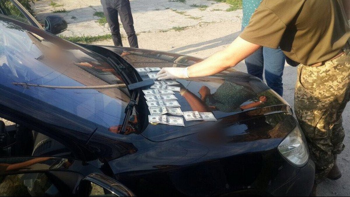 сбу спіймала на хабарі підполковника поліції дніпропетровщини (видео) - изображение 1 сбу спіймала на хабарі підполковника поліції дніпропетровщини (видео) - изображение 1