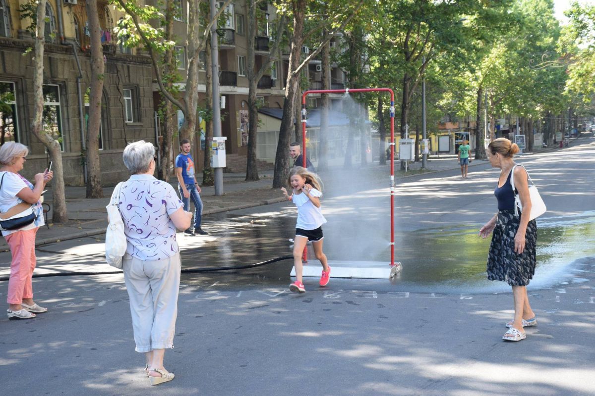 хорошая идея: в николаеве придумали, как помочь горожанам перенести жару (фото, видео) - изображение 6 хорошая идея: в николаеве придумали, как помочь горожанам перенести жару (фото, видео) - изображение 6