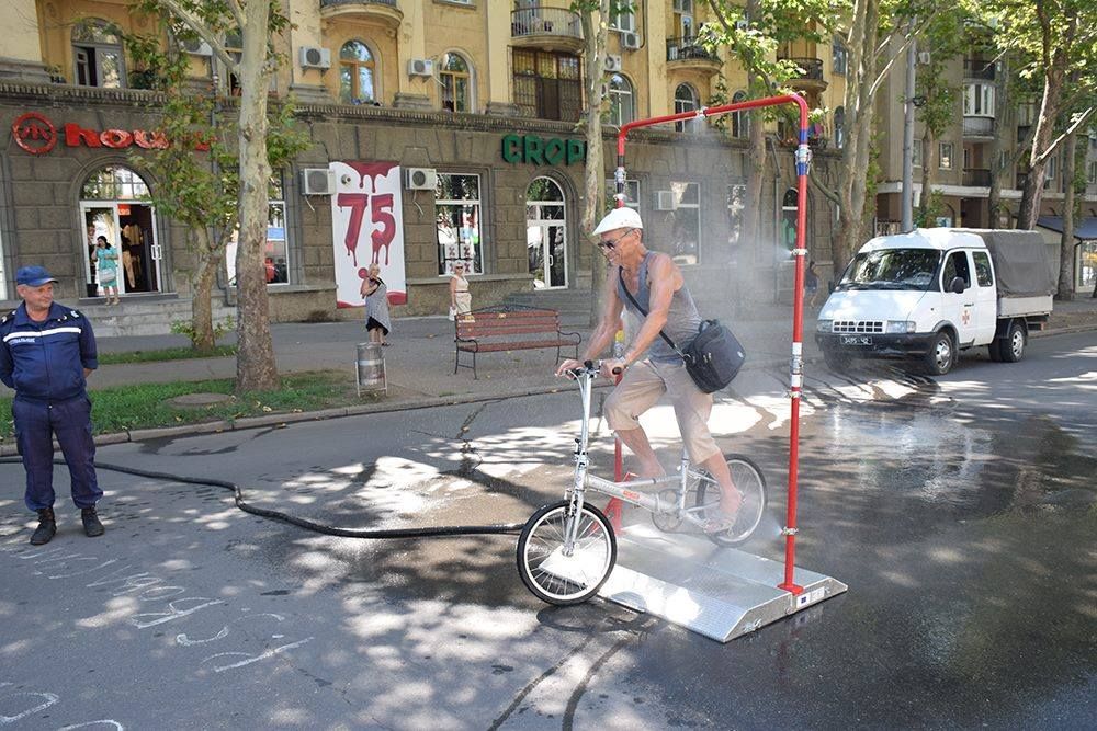 хорошая идея: в николаеве придумали, как помочь горожанам перенести жару (фото, видео) - изображение 5 хорошая идея: в николаеве придумали, как помочь горожанам перенести жару (фото, видео) - изображение 5