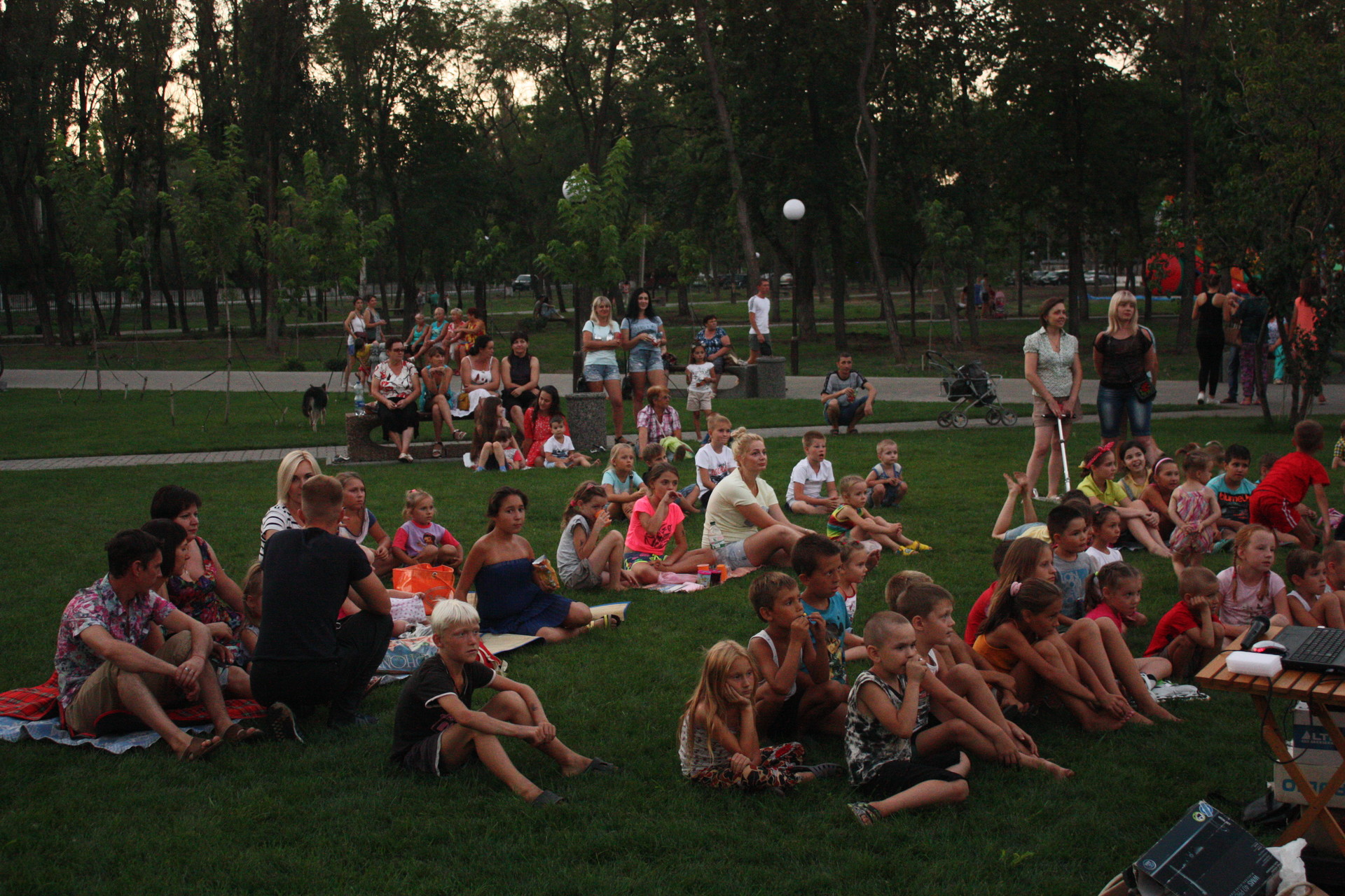 в парке снова показывали кино (фото) - изображение 1 в парке снова показывали кино (фото) - изображение 1