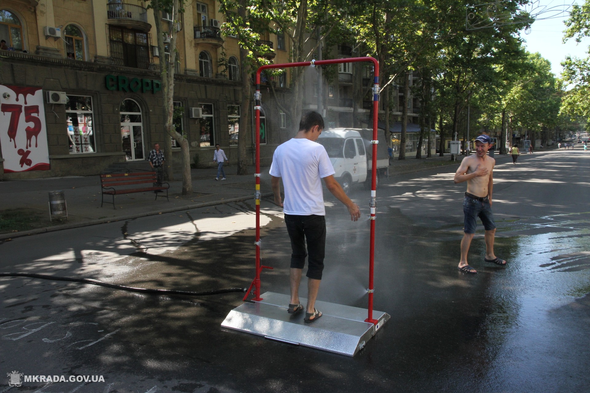 хорошая идея: в николаеве придумали, как помочь горожанам перенести жару (фото, видео) - изображение 3 хорошая идея: в николаеве придумали, как помочь горожанам перенести жару (фото, видео) - изображение 3