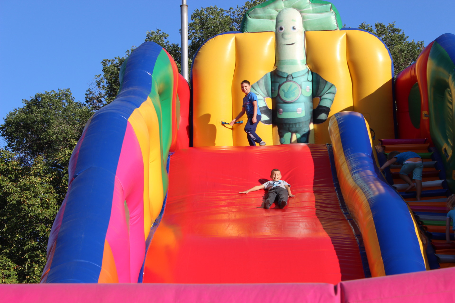 вечерняя программа дня независимости в покрове: казацкие развлечения, машина в качестве полотна для рисунков и приглашенная группа «степ» - изображение 3
