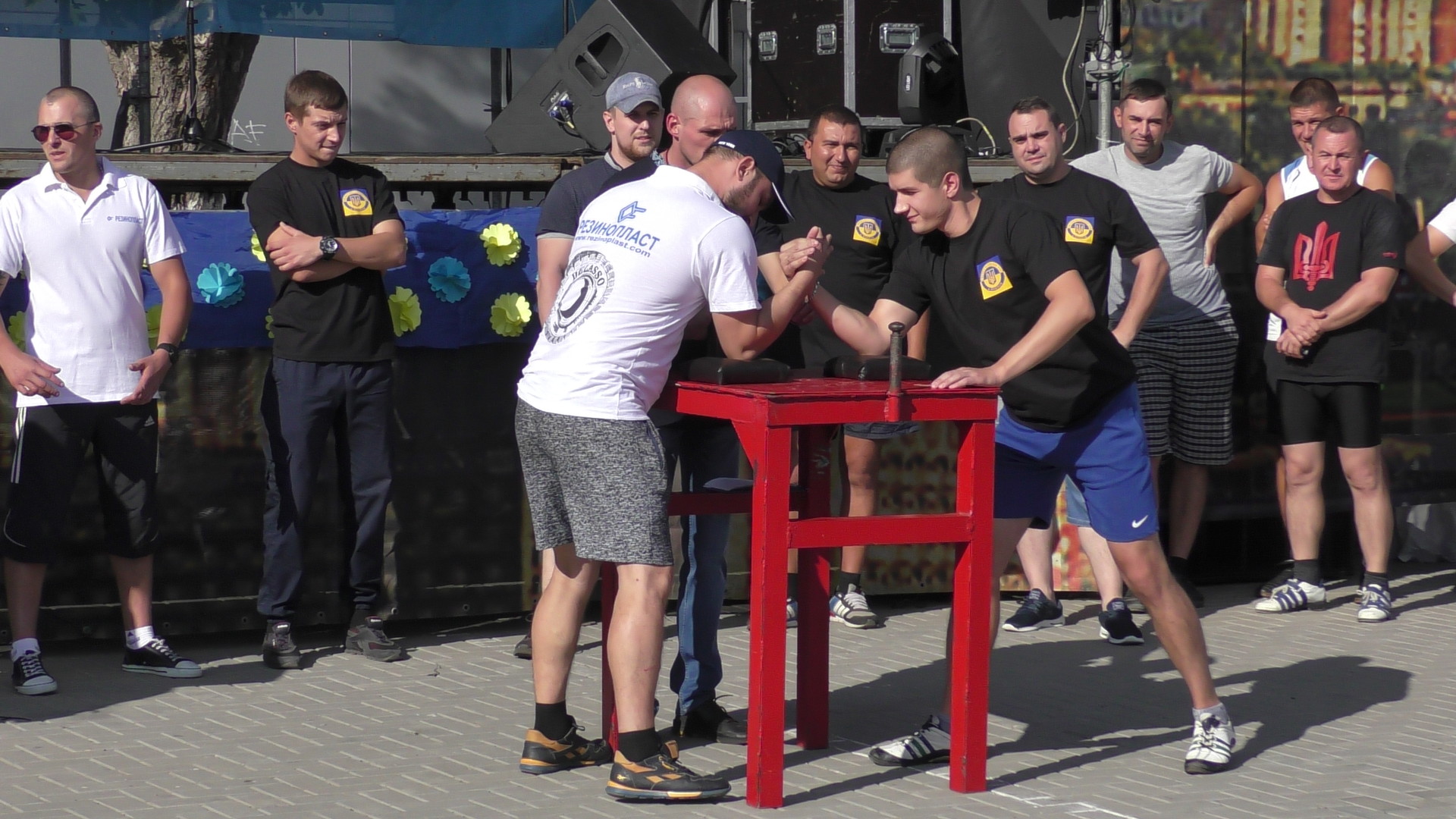 вечерняя программа дня независимости в покрове: казацкие развлечения, машина в качестве полотна для рисунков и приглашенная группа «степ» - изображение 1