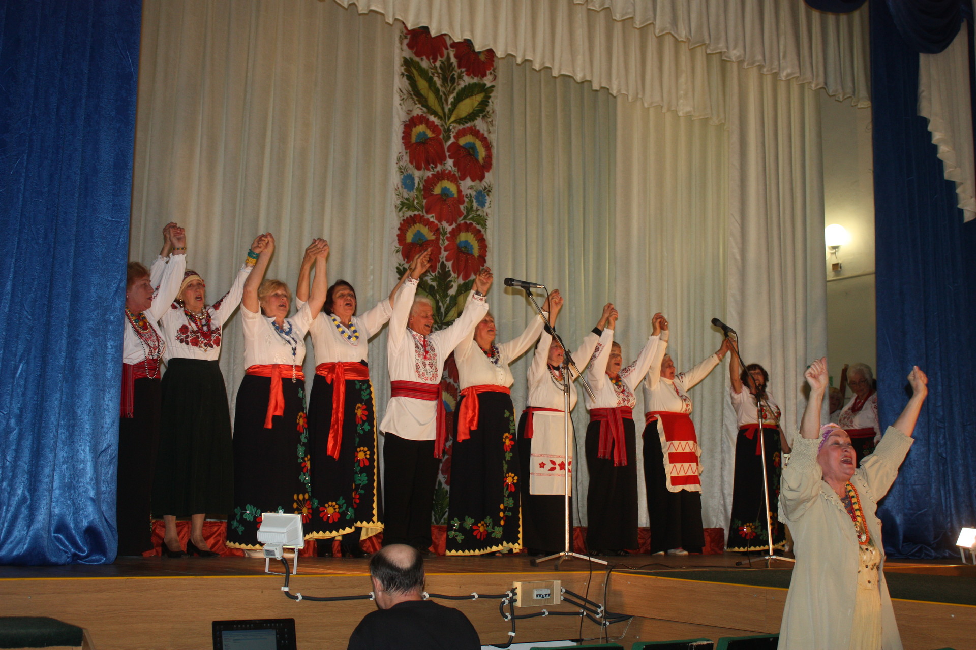 день пожилых людей в покрове отметили концертом и танцами (фото, видео) - изображение 2 день пожилых людей в покрове отметили концертом и танцами (фото, видео) - изображение 2