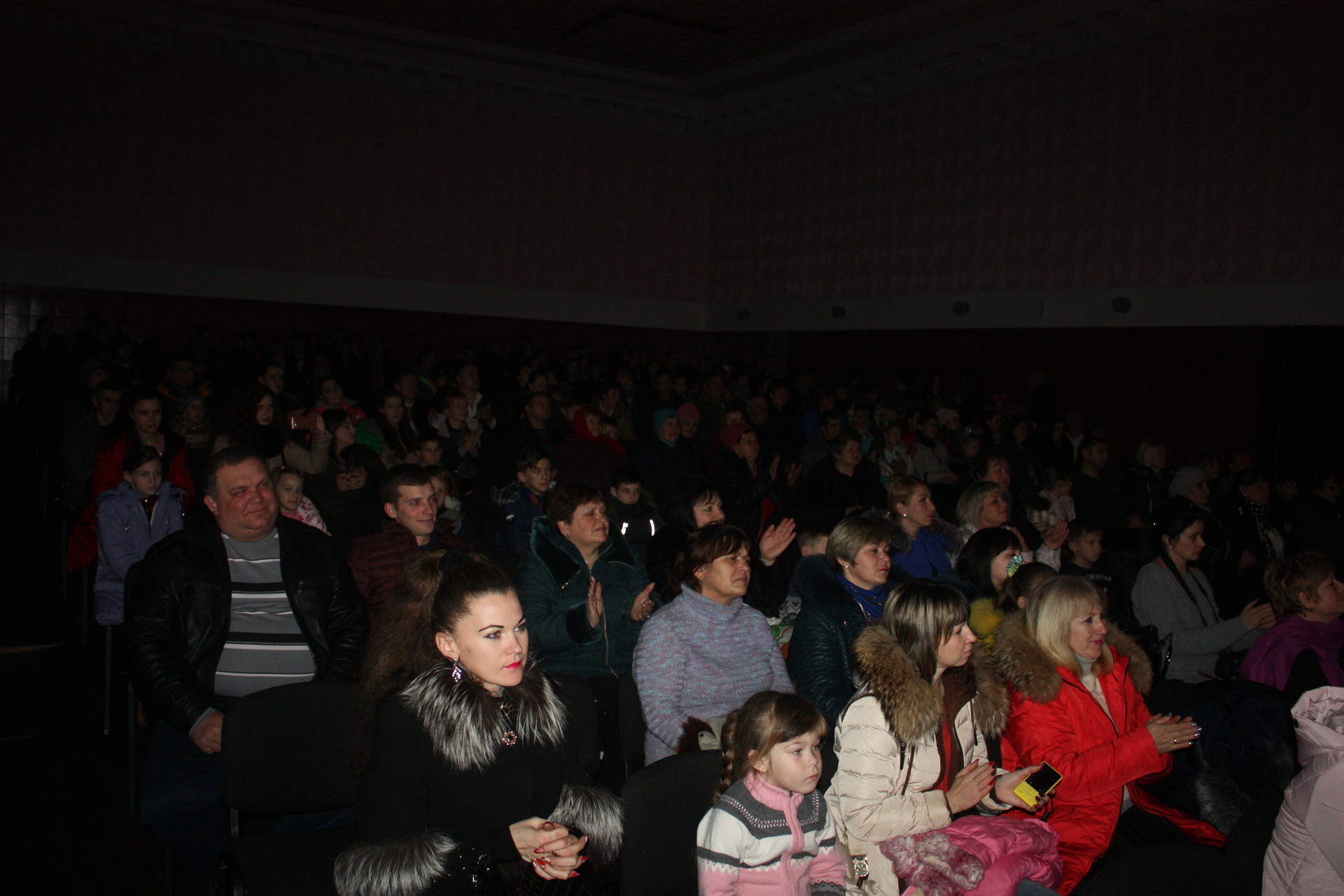 «нехай вогнями все засяє, з новим роком вас вітаєм!»: у покровському пройшов новорічний концерт (фото, відео) - изображение 1 «нехай вогнями все засяє, з новим роком вас вітаєм!»: у покровському пройшов новорічний концерт (фото, відео) - изображение 1