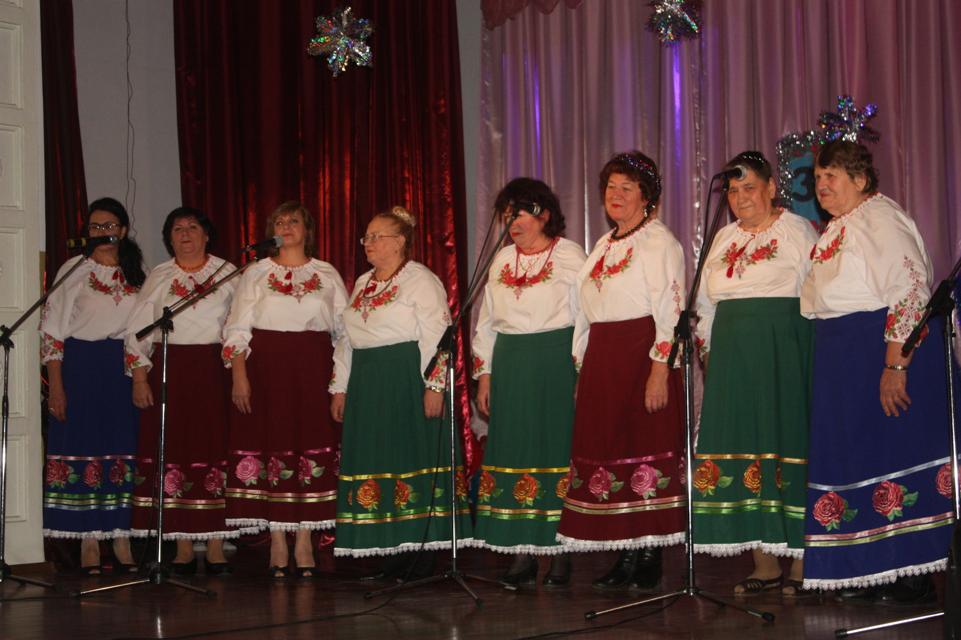 «нехай вогнями все засяє, з новим роком вас вітаєм!»: у покровському пройшов новорічний концерт (фото, відео) - изображение 3 «нехай вогнями все засяє, з новим роком вас вітаєм!»: у покровському пройшов новорічний концерт (фото, відео) - изображение 3