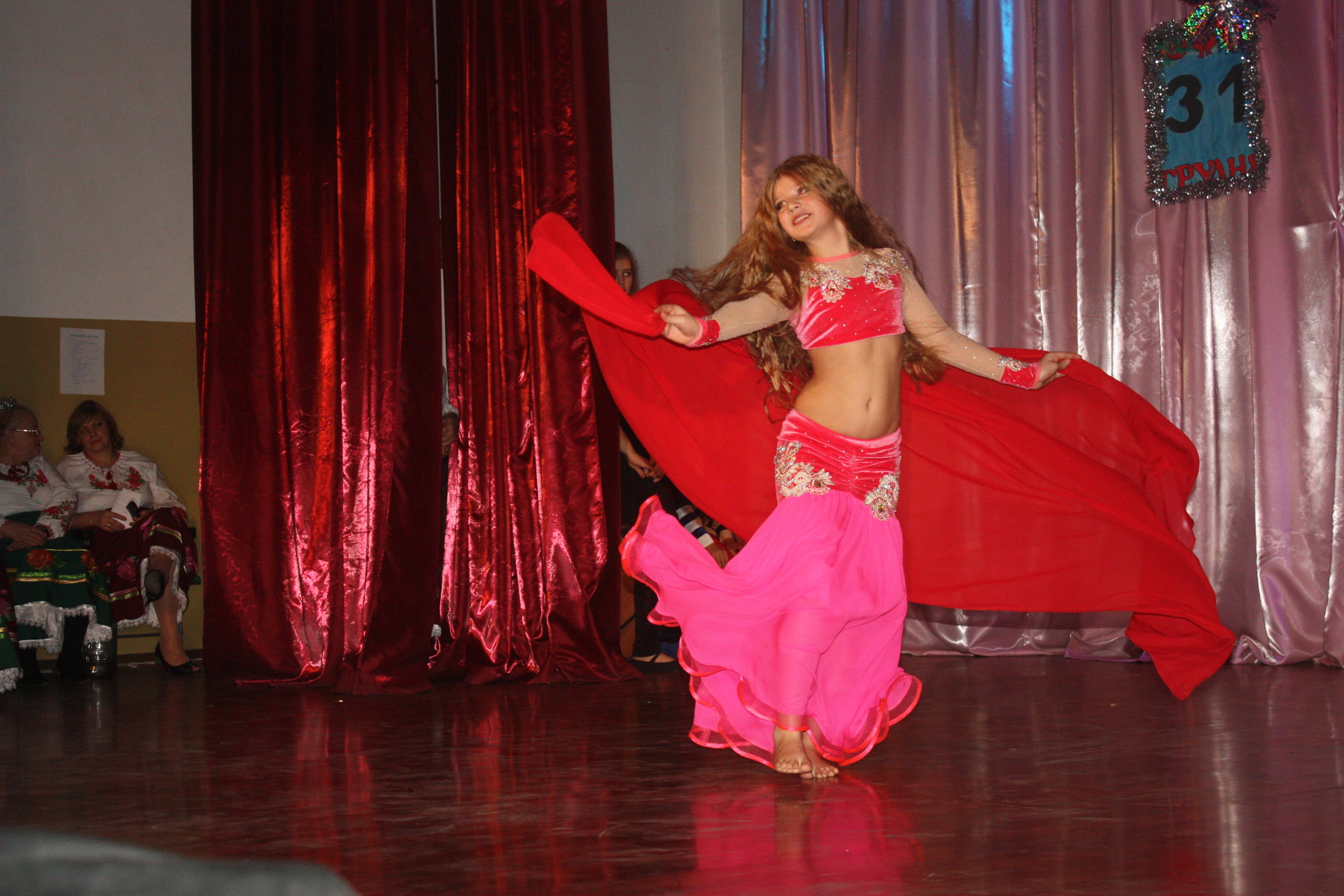 «нехай вогнями все засяє, з новим роком вас вітаєм!»: у покровському пройшов новорічний концерт (фото, відео) - изображение 2 «нехай вогнями все засяє, з новим роком вас вітаєм!»: у покровському пройшов новорічний концерт (фото, відео) - изображение 2