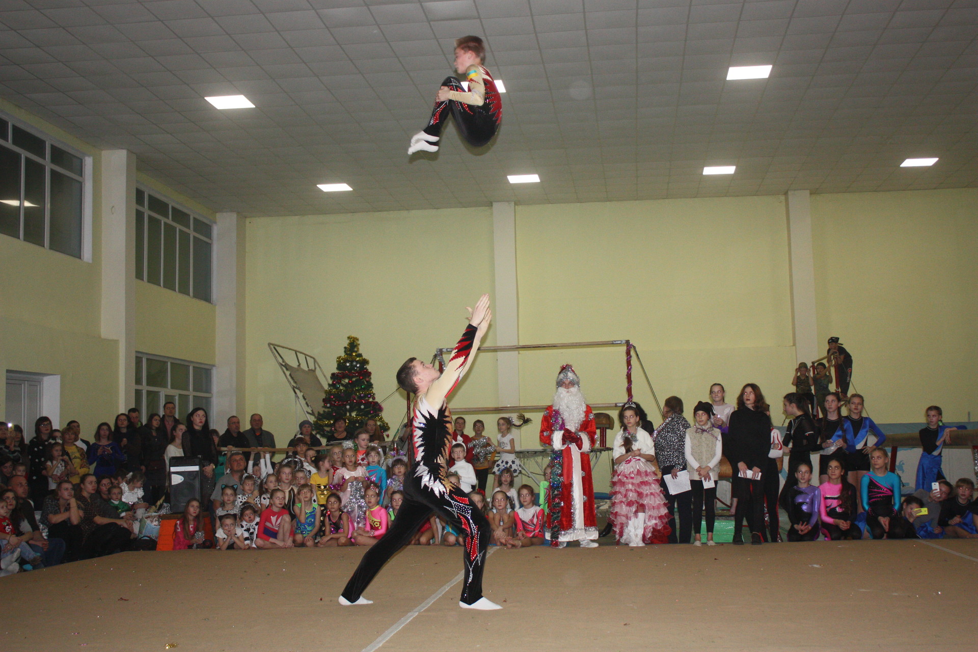 дед мороз побывал в гостях у спортсменов (фото, видео) - изображение 2 дед мороз побывал в гостях у спортсменов (фото, видео) - изображение 2