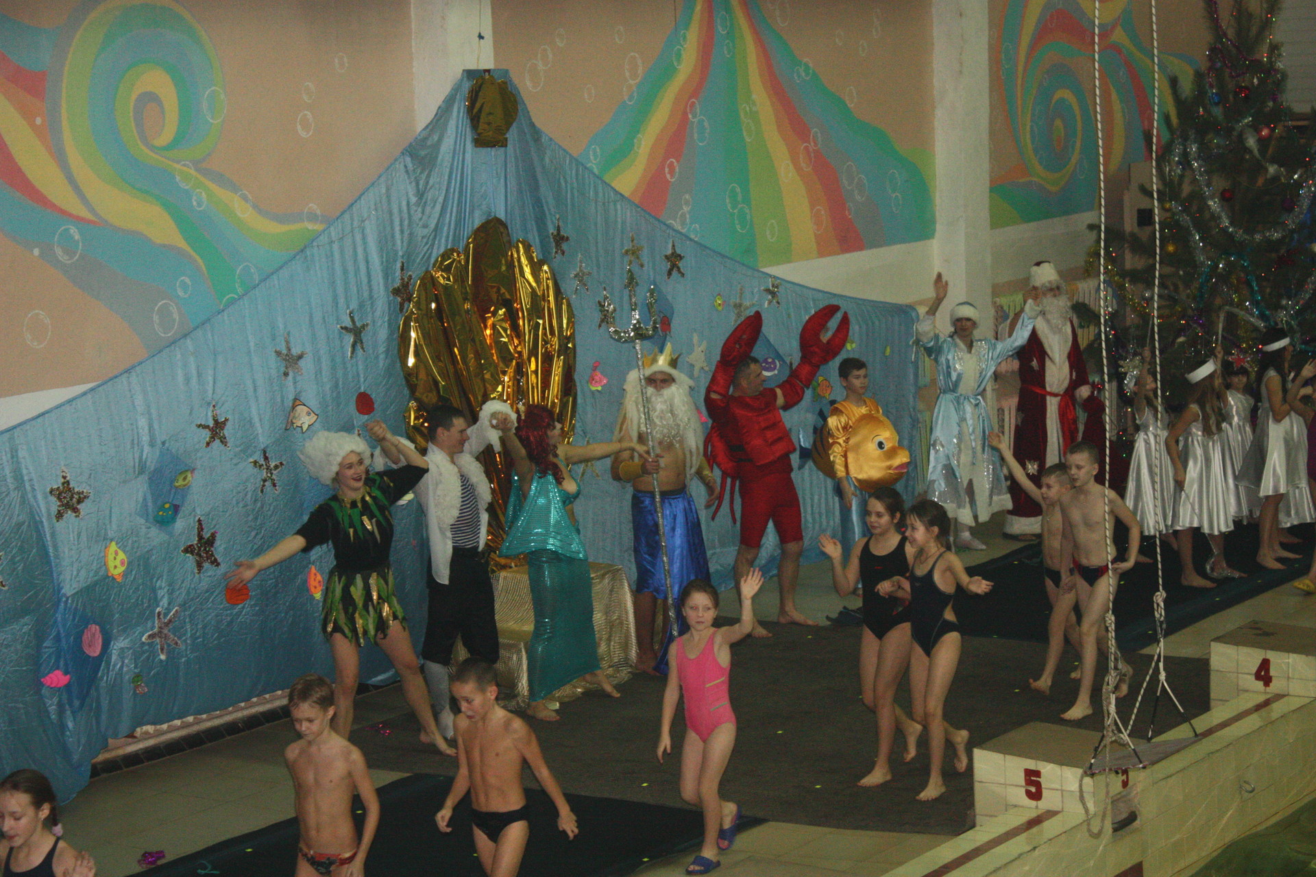 в бассейне «дельфин» прошла традиционная «елка на воде» (видео) - изображение 1 в бассейне «дельфин» прошла традиционная «елка на воде» (видео) - изображение 1