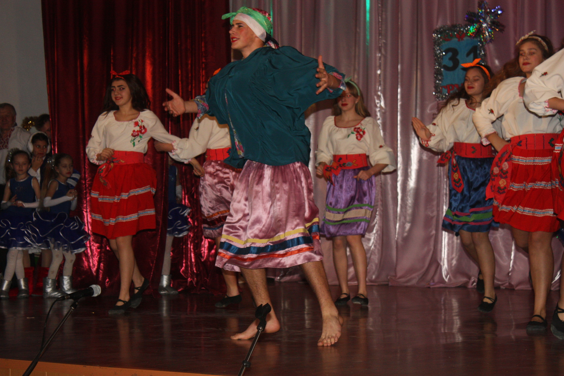 «нехай вогнями все засяє, з новим роком вас вітаєм!»: у покровському пройшов новорічний концерт (фото, відео) - изображение 4 «нехай вогнями все засяє, з новим роком вас вітаєм!»: у покровському пройшов новорічний концерт (фото, відео) - изображение 4