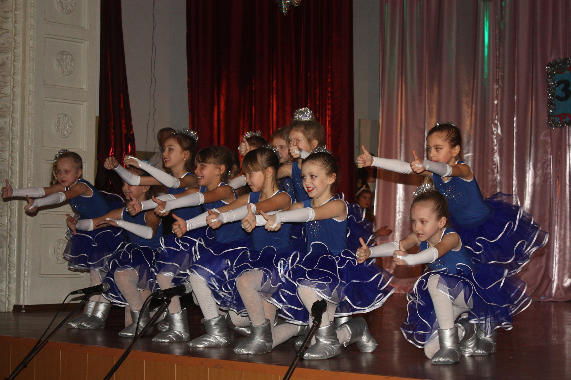 «нехай вогнями все засяє, з новим роком вас вітаєм!»: у покровському пройшов новорічний концерт (фото, відео) - изображение 5 «нехай вогнями все засяє, з новим роком вас вітаєм!»: у покровському пройшов новорічний концерт (фото, відео) - изображение 5