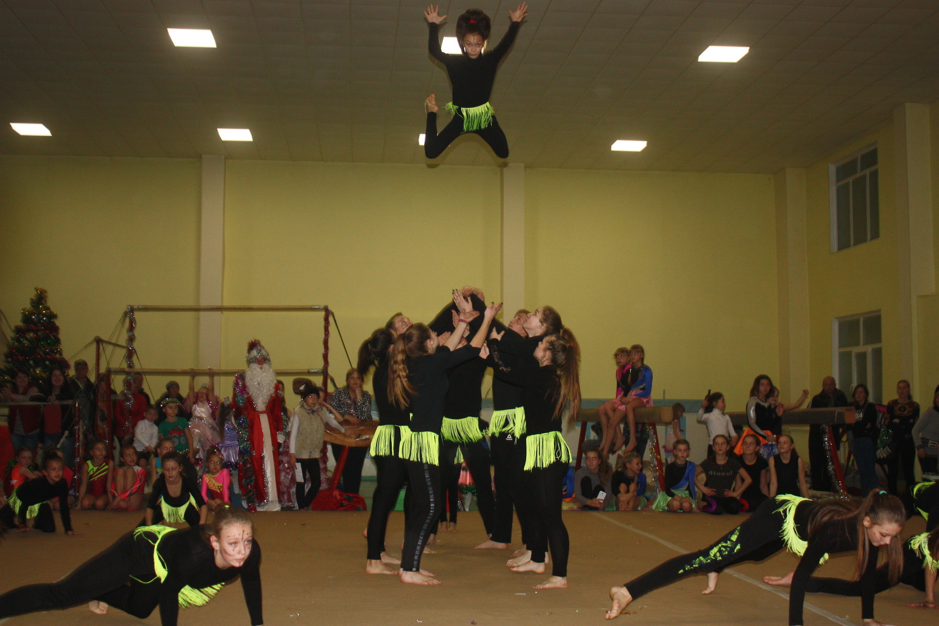 дед мороз побывал в гостях у спортсменов (фото, видео) - изображение 4 дед мороз побывал в гостях у спортсменов (фото, видео) - изображение 4