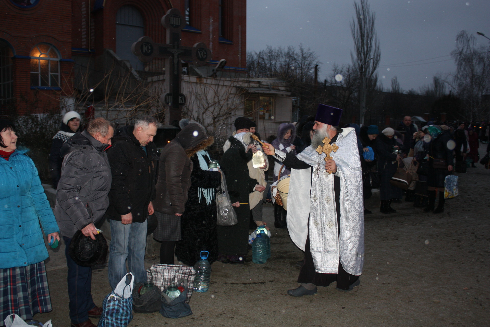 богослужения в храмах и купание на пляже: покров отметил крещение господне (добавлено видео) - изображение 2 богослужения в храмах и купание на пляже: покров отметил крещение господне (добавлено видео) - изображение 2