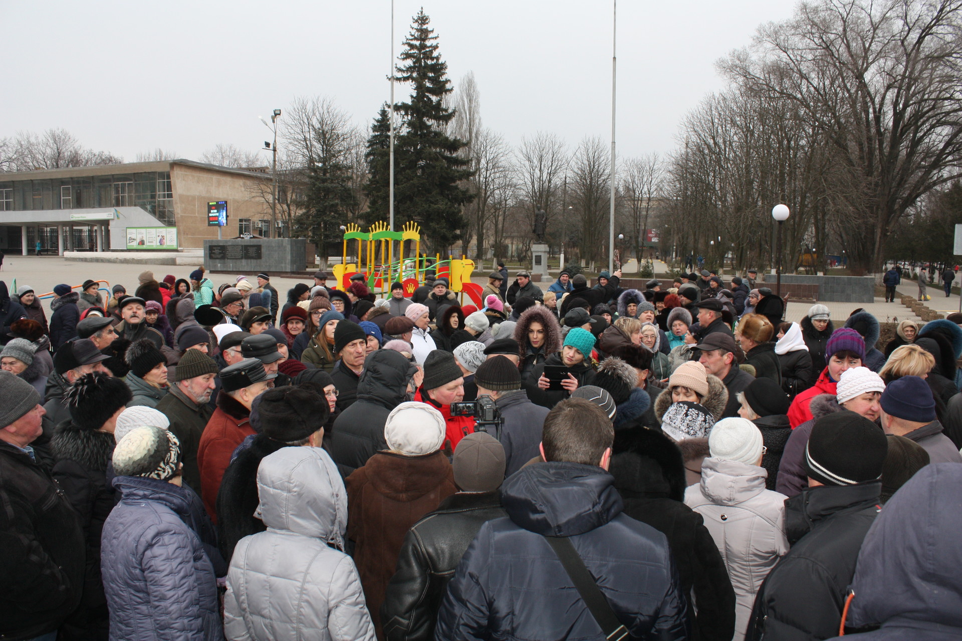 у каждого – своя правда? на центральной площади говорили о повышении тарифа на воду (добавлено видео) - изображение 1 у каждого – своя правда? на центральной площади говорили о повышении тарифа на воду (добавлено видео) - изображение 1