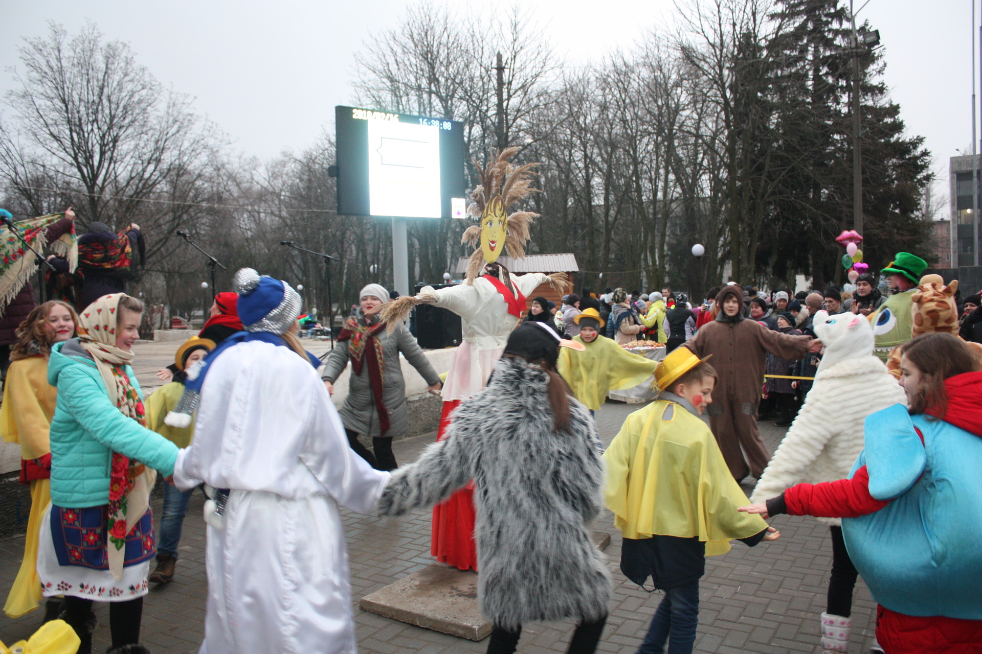 блины, театрализованное действо и народные обряды: покров отметил масленицу (фото, видео) - изображение 5 блины, театрализованное действо и народные обряды: покров отметил масленицу (фото, видео) - изображение 5