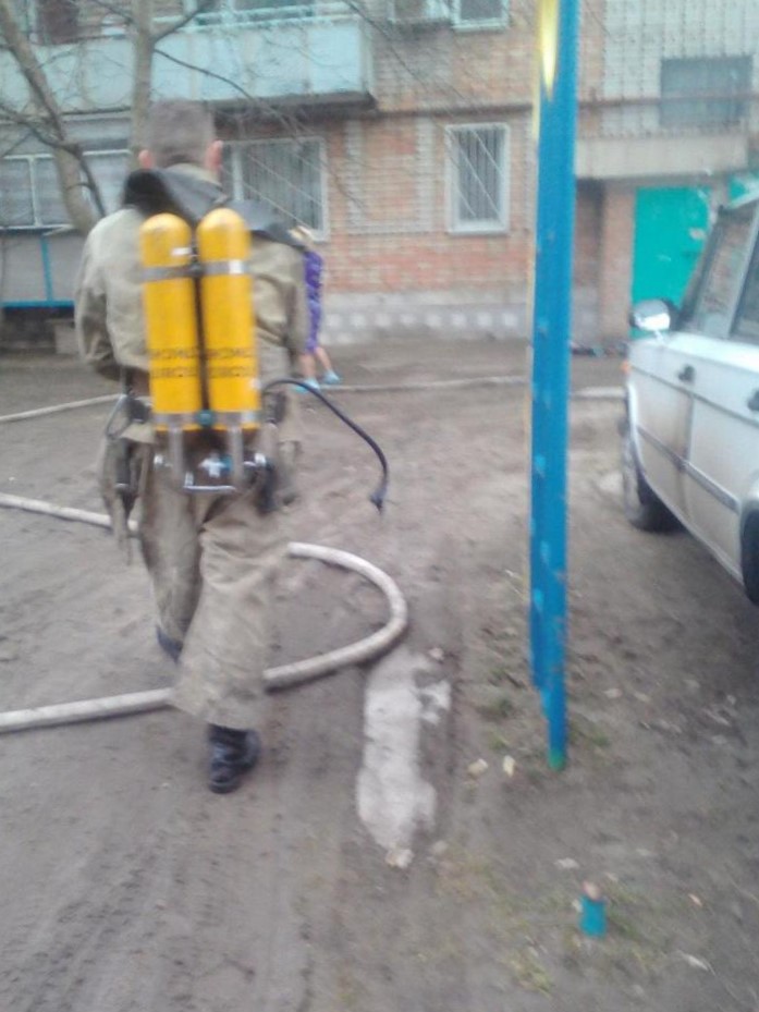 під час пожежі у квартирі вогнеборці врятували чоловіка - изображение 1 під час пожежі у квартирі вогнеборці врятували чоловіка - изображение 1