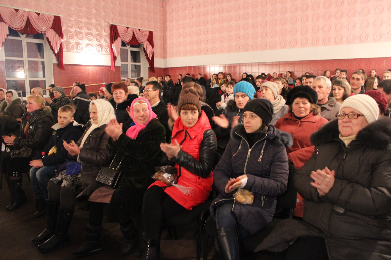 театральна вистава – у подарунок жінкам покровського (фото, відео) - изображение 4 театральна вистава – у подарунок жінкам покровського (фото, відео) - изображение 4