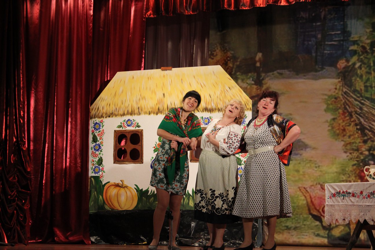 театральна вистава – у подарунок жінкам покровського (фото, відео) - изображение 1 театральна вистава – у подарунок жінкам покровського (фото, відео) - изображение 1