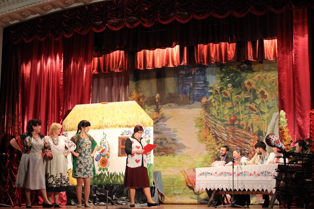 театральна вистава – у подарунок жінкам покровського (фото, відео) - изображение 2 театральна вистава – у подарунок жінкам покровського (фото, відео) - изображение 2