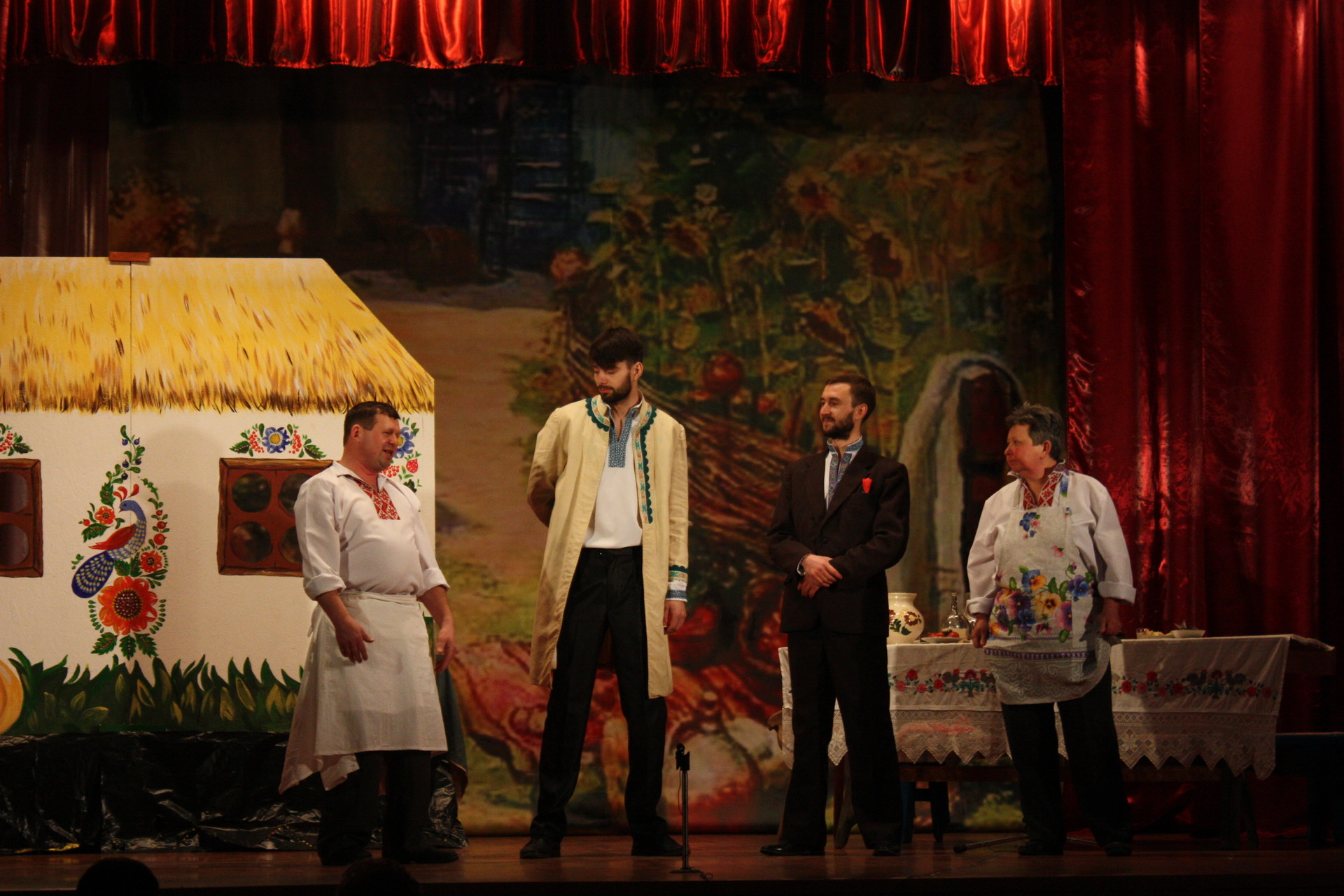 театральна вистава – у подарунок жінкам покровського (фото, відео) - изображение 3 театральна вистава – у подарунок жінкам покровського (фото, відео) - изображение 3