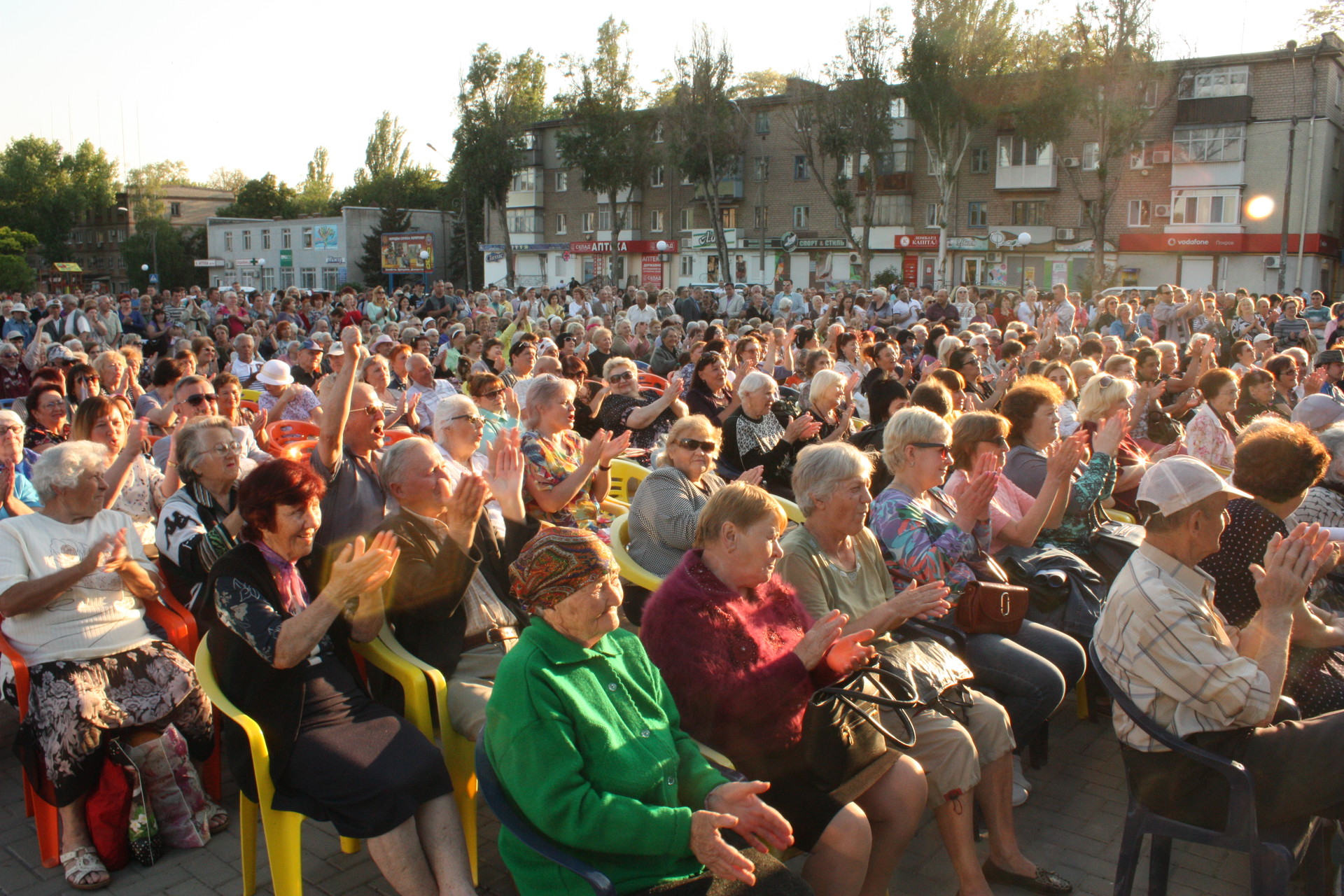 «в бой идут одни «старики»: александр вилкул подарил жителям покрова концерт актеров легендарного фильма (фото, видео) - изображение 1 «в бой идут одни «старики»: александр вилкул подарил жителям покрова концерт актеров легендарного фильма (фото, видео) - изображение 1