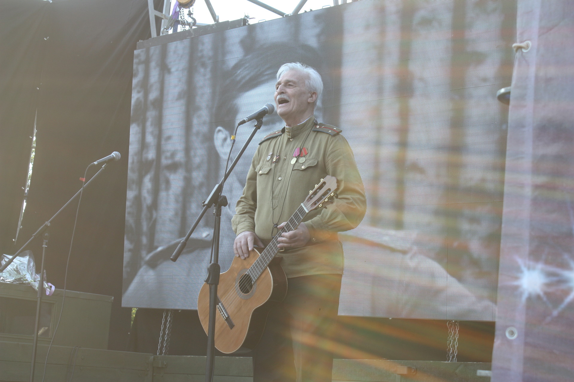 «в бой идут одни «старики»: александр вилкул подарил жителям покрова концерт актеров легендарного фильма (фото, видео) - изображение 2 «в бой идут одни «старики»: александр вилкул подарил жителям покрова концерт актеров легендарного фильма (фото, видео) - изображение 2