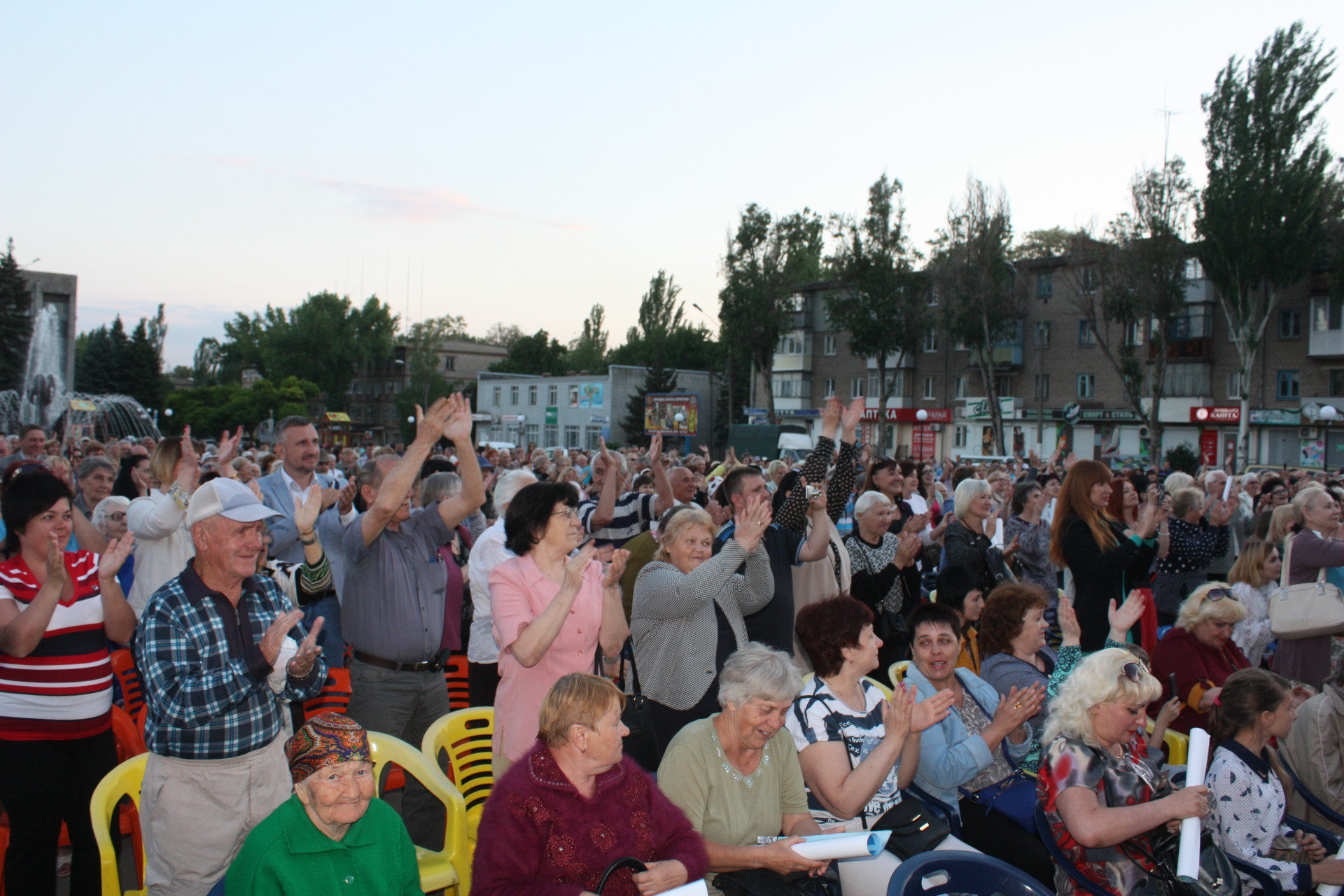 «в бой идут одни «старики»: александр вилкул подарил жителям покрова концерт актеров легендарного фильма (фото, видео) - изображение 7 «в бой идут одни «старики»: александр вилкул подарил жителям покрова концерт актеров легендарного фильма (фото, видео) - изображение 7