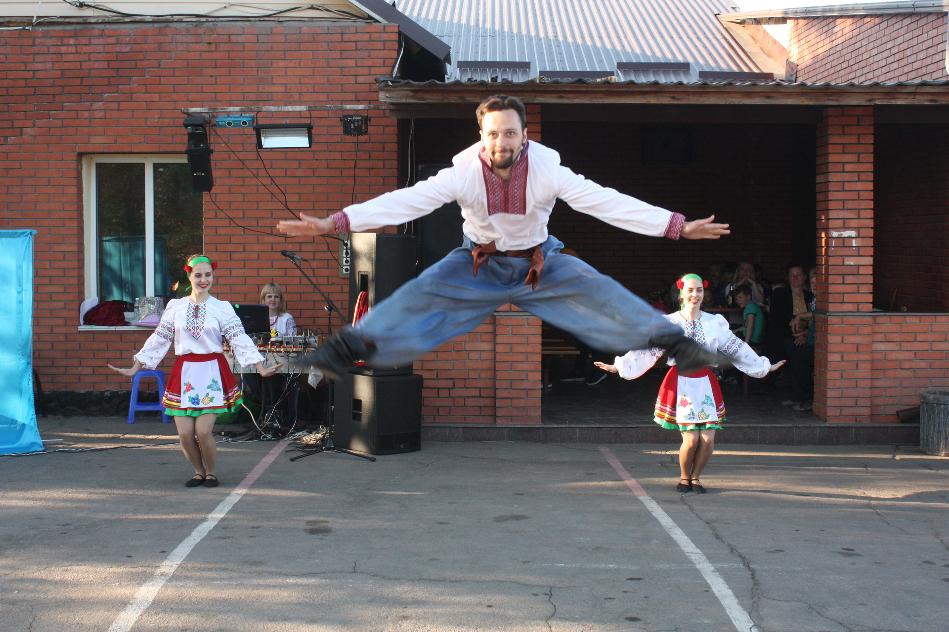 праздник поселка и юбилей магазина: в токовском прошло яркое развлекательное шоу для жителей (фото, видео) - изображение 5