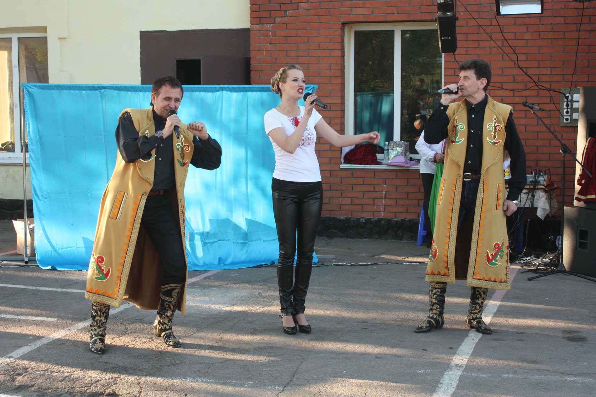 праздник поселка и юбилей магазина: в токовском прошло яркое развлекательное шоу для жителей (фото, видео) - изображение 4