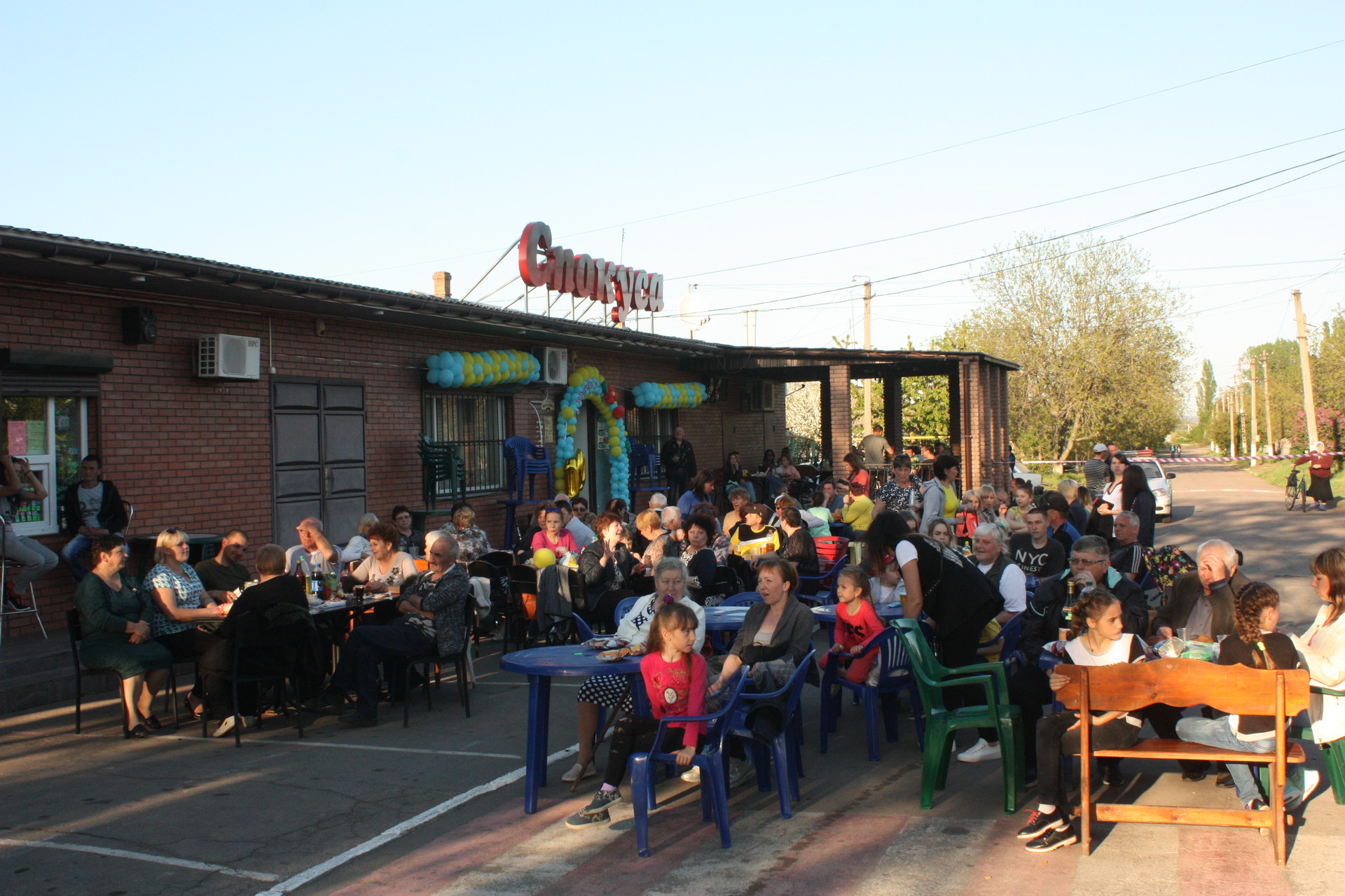 праздник поселка и юбилей магазина: в токовском прошло яркое развлекательное шоу для жителей (фото, видео) - изображение 1