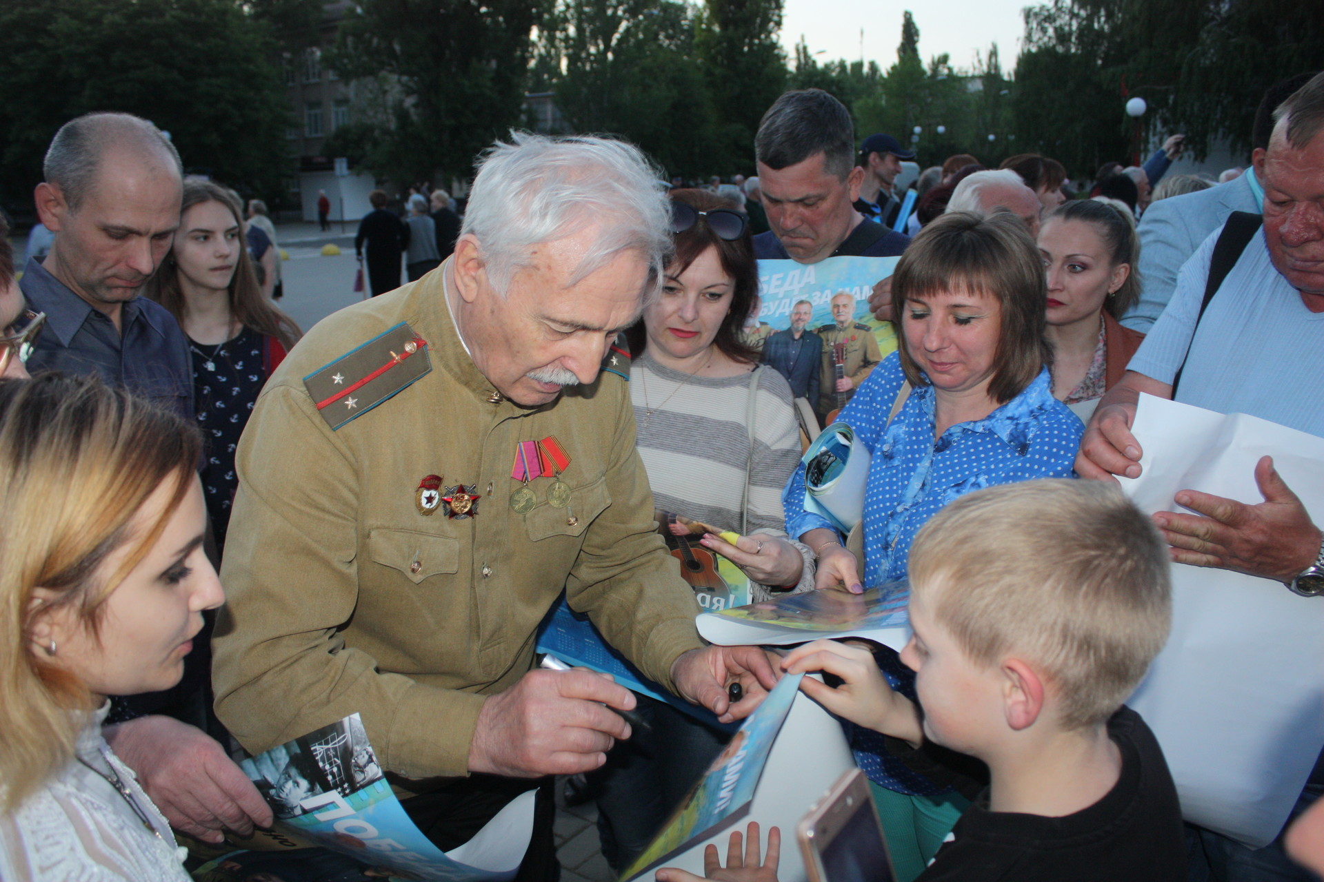 «в бой идут одни «старики»: александр вилкул подарил жителям покрова концерт актеров легендарного фильма (фото, видео) - изображение 6 «в бой идут одни «старики»: александр вилкул подарил жителям покрова концерт актеров легендарного фильма (фото, видео) - изображение 6