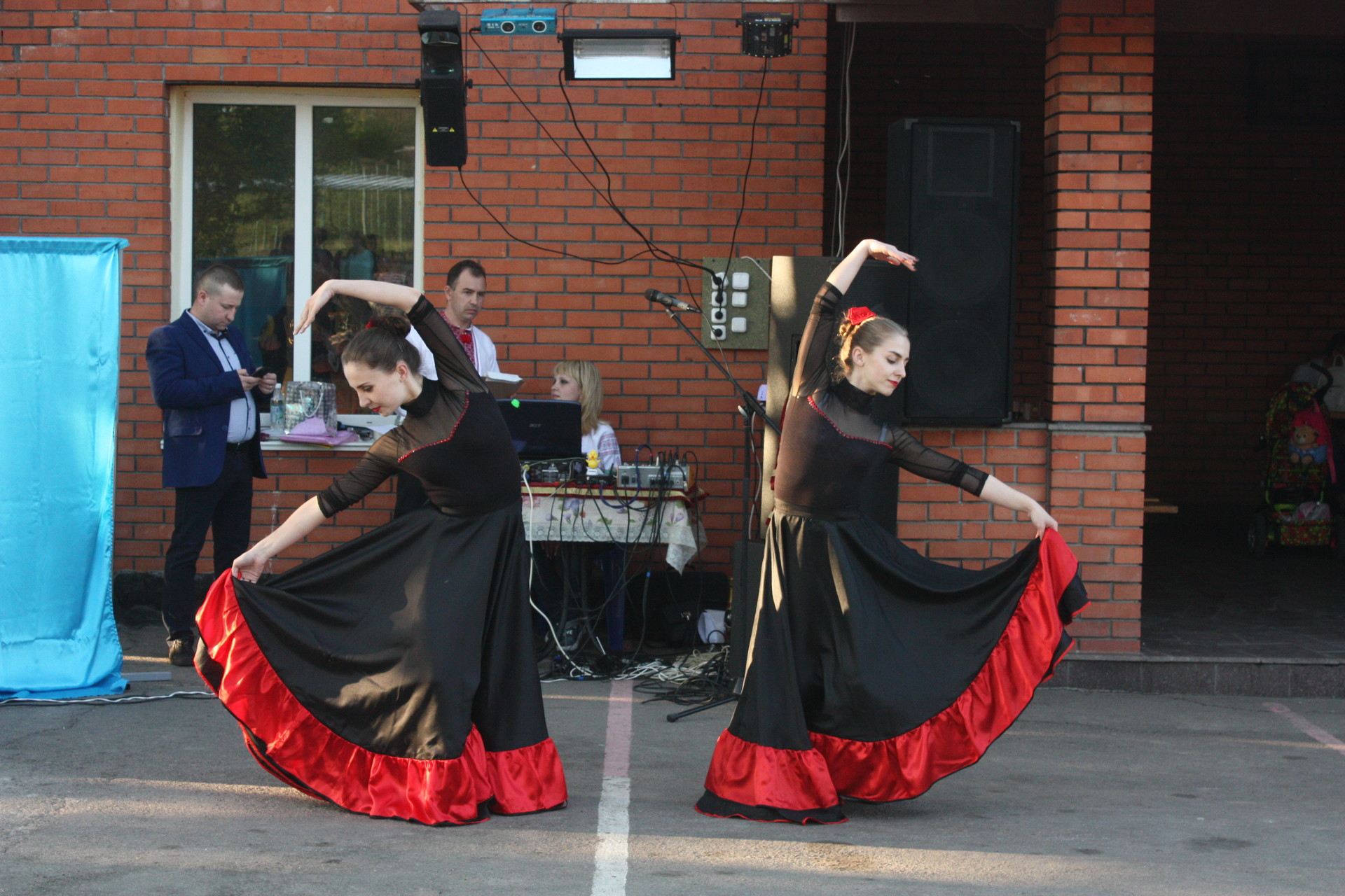 праздник поселка и юбилей магазина: в токовском прошло яркое развлекательное шоу для жителей (фото, видео) - изображение 6