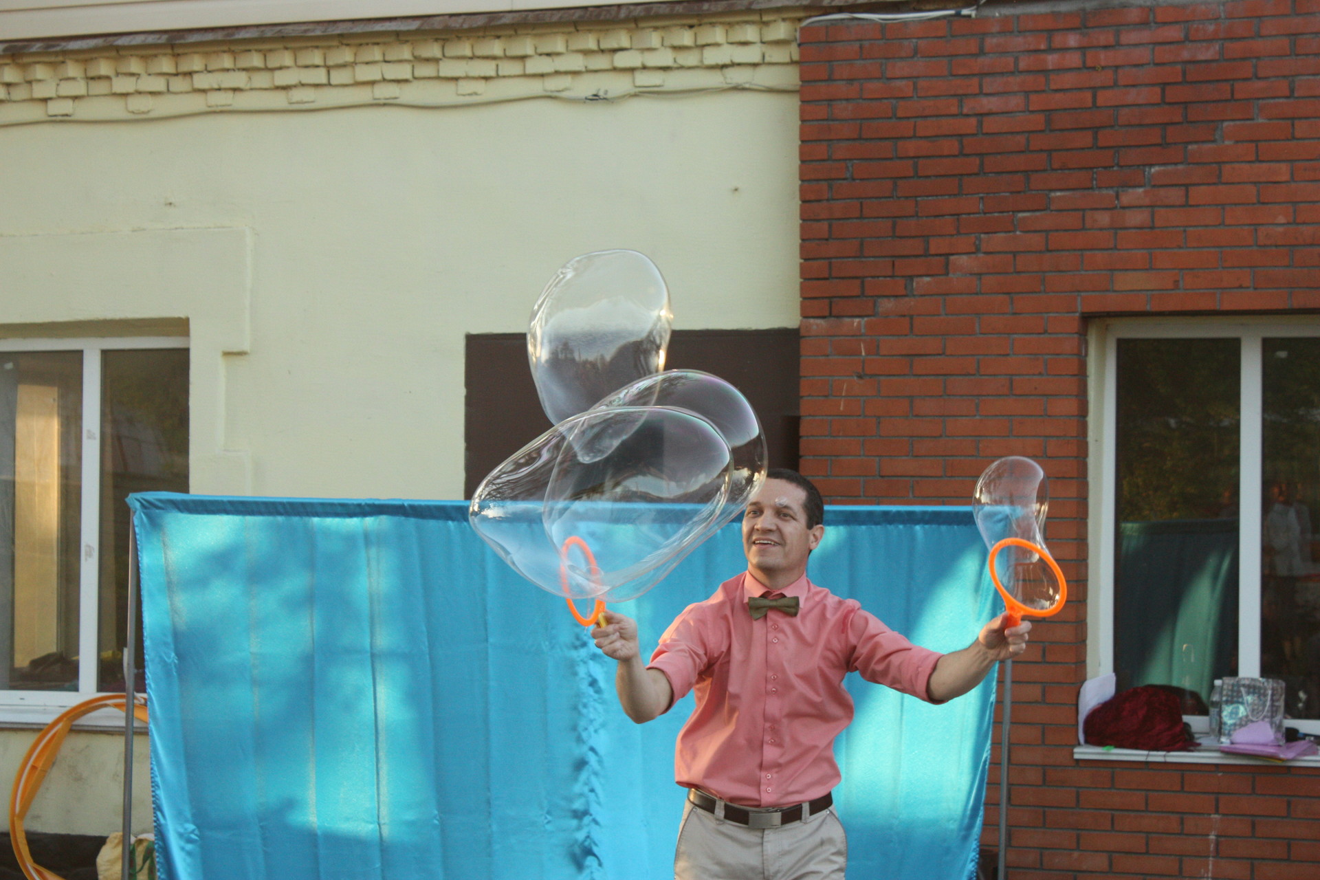 праздник поселка и юбилей магазина: в токовском прошло яркое развлекательное шоу для жителей (фото, видео) - изображение 7