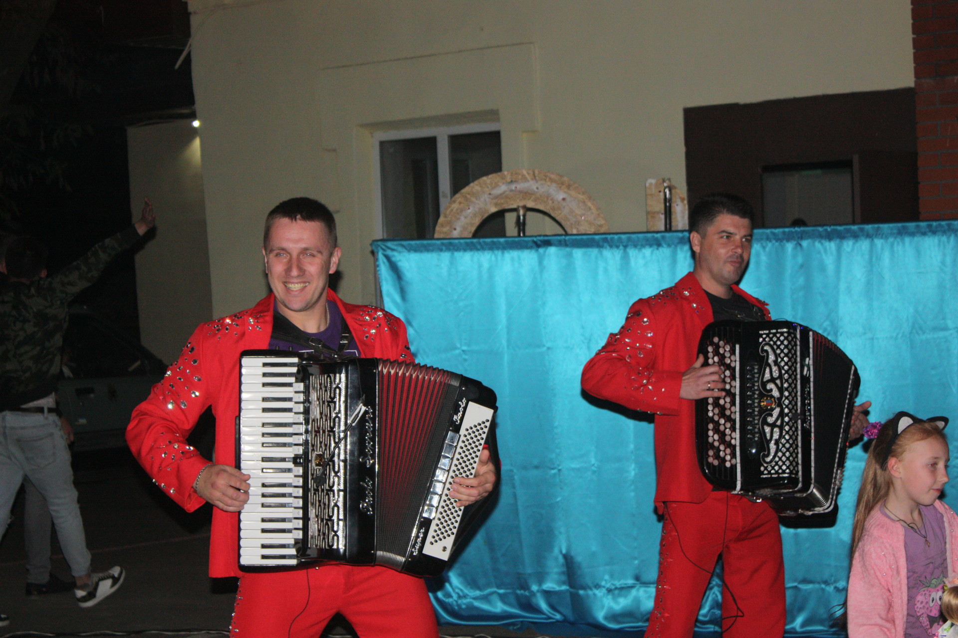 праздник поселка и юбилей магазина: в токовском прошло яркое развлекательное шоу для жителей (фото, видео) - изображение 10