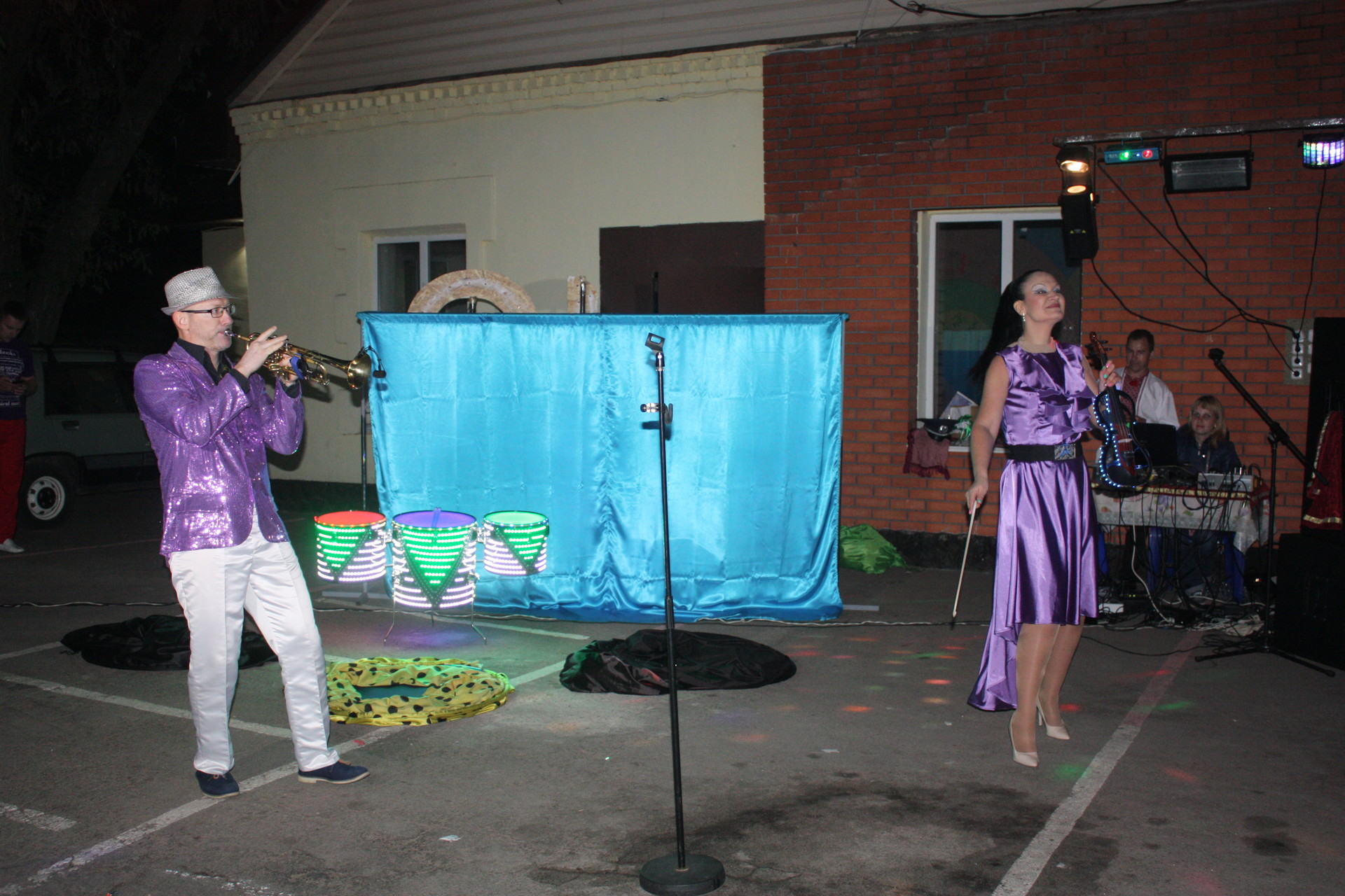 праздник поселка и юбилей магазина: в токовском прошло яркое развлекательное шоу для жителей (фото, видео) - изображение 9