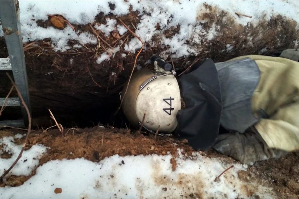 в покрові рятувальники визволили собаку з пастки - изображение 2