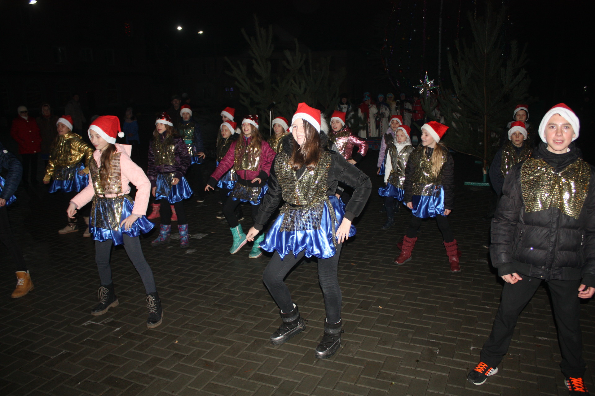 на площади горняков открыли «гоковскую» елку (фото, видео) - изображение 1 на площади горняков открыли «гоковскую» елку (фото, видео) - изображение 1