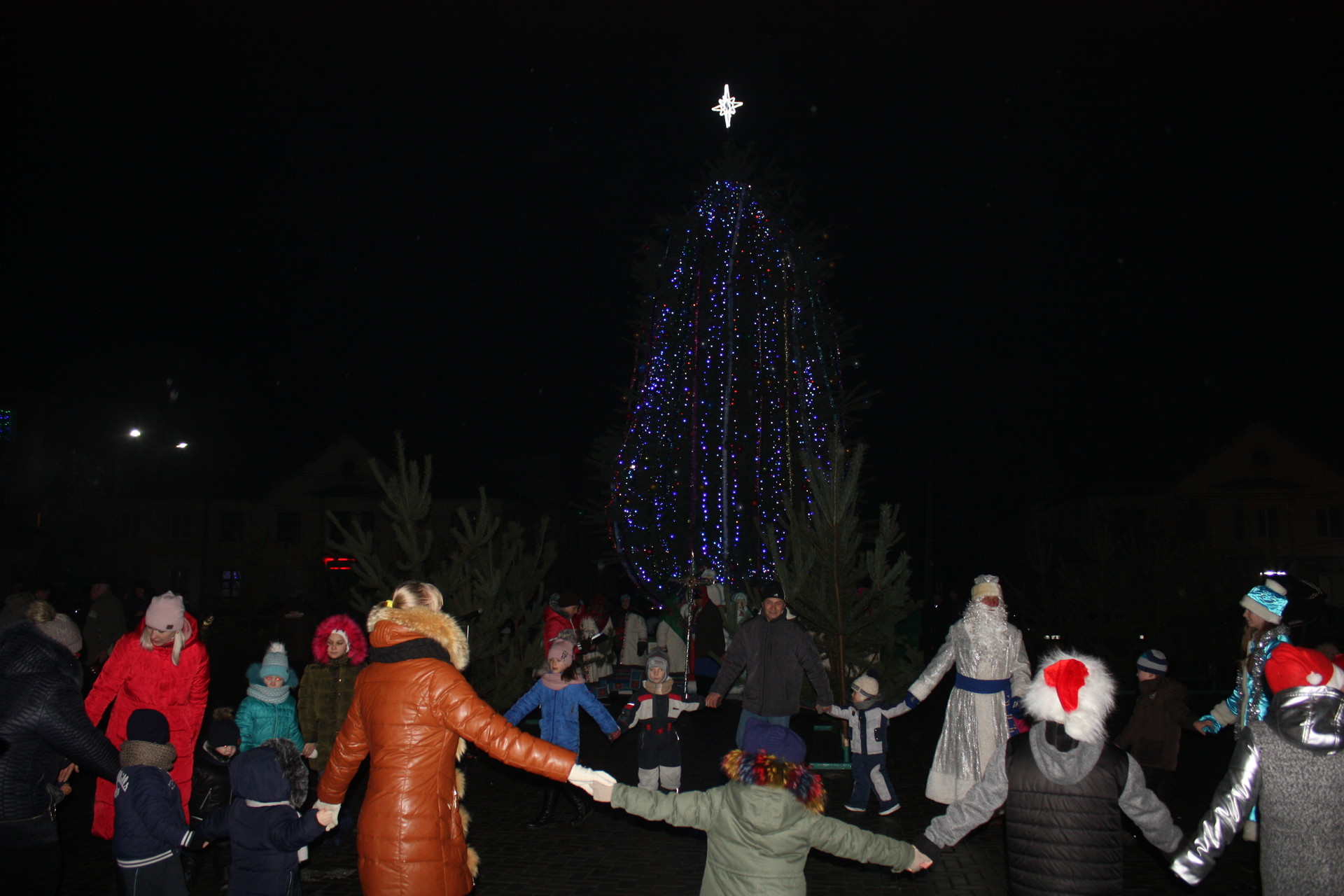на площади горняков открыли «гоковскую» елку (фото, видео) - изображение 3 на площади горняков открыли «гоковскую» елку (фото, видео) - изображение 3
