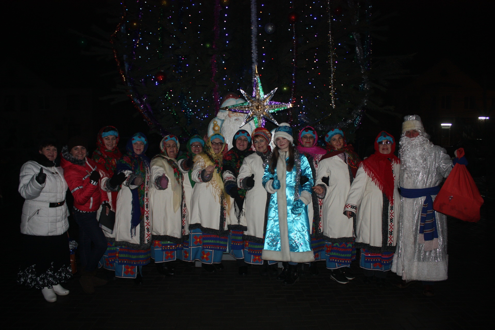 на площади горняков открыли «гоковскую» елку (фото, видео) - изображение 2 на площади горняков открыли «гоковскую» елку (фото, видео) - изображение 2