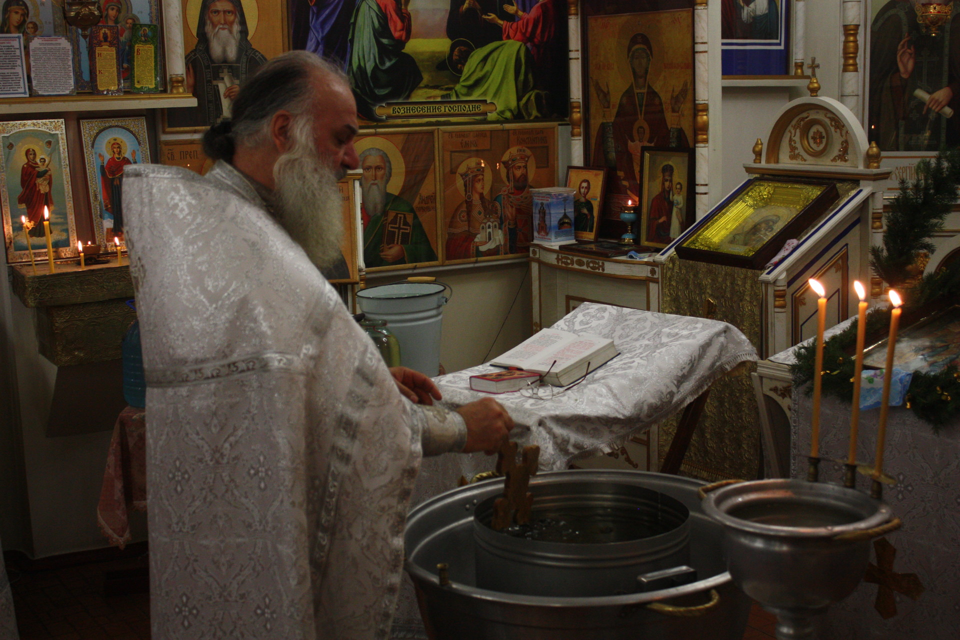 богослужения, освящение воды и купание в проруби: покров отметил крещение господне (фото, видео) - изображение 1 богослужения, освящение воды и купание в проруби: покров отметил крещение господне (фото, видео) - изображение 1