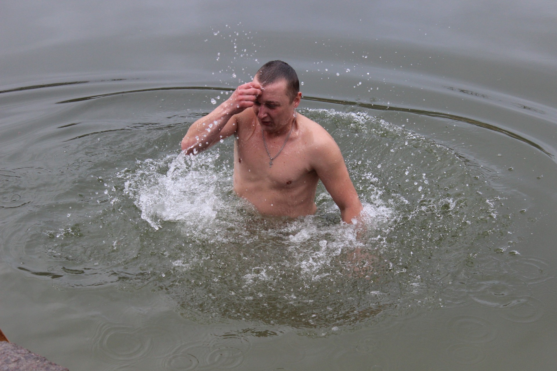 богослужения, освящение воды и купание в проруби: покров отметил крещение господне (фото, видео) - изображение 3 богослужения, освящение воды и купание в проруби: покров отметил крещение господне (фото, видео) - изображение 3