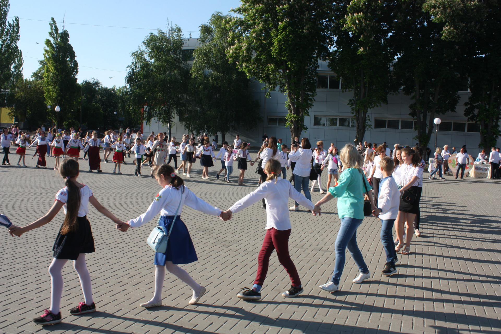 день вишиванки у покрові відзначили концертом та флешмобом (фото, відео) - изображение 4 день вишиванки у покрові відзначили концертом та флешмобом (фото, відео) - изображение 4