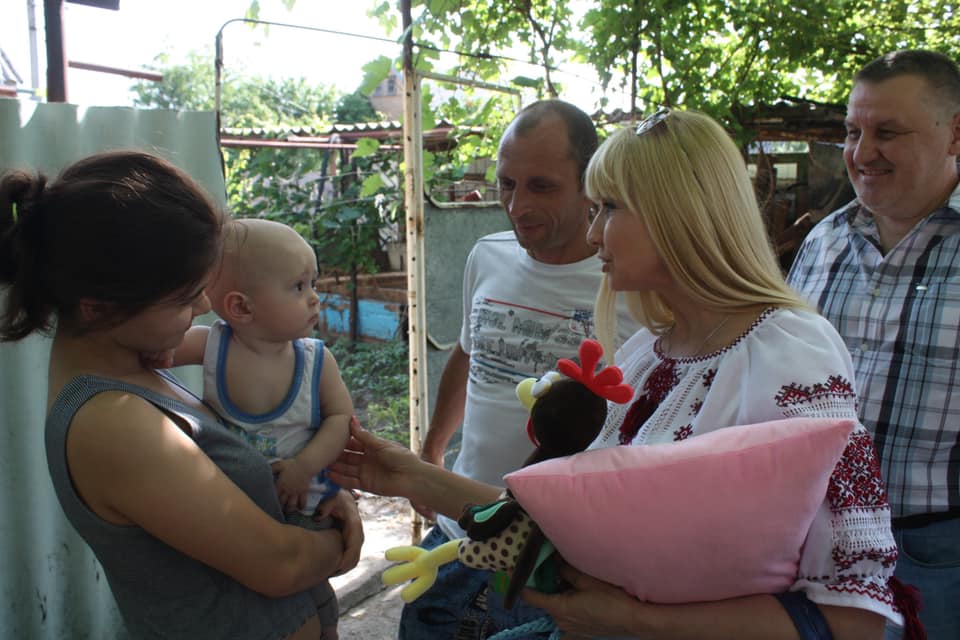 представники во «батьківщина» привітали багатодітну родину з днем захисту дітей - изображение 2 представники во «батьківщина» привітали багатодітну родину з днем захисту дітей - изображение 2