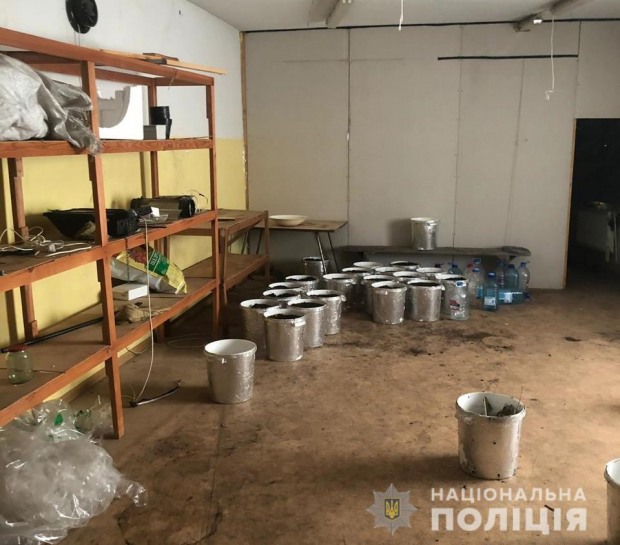 в никополе полицейские провели обыск в помещении мебельной фабрики, оборудованном для выращивания конопли - изображение 1 в никополе полицейские провели обыск в помещении мебельной фабрики, оборудованном для выращивания конопли - изображение 1