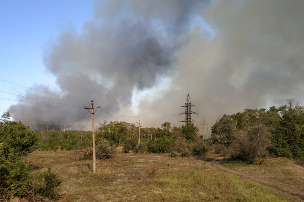 в марганце тушат пожар на свалке (фото) - изображение 5 в марганце тушат пожар на свалке (фото) - изображение 5