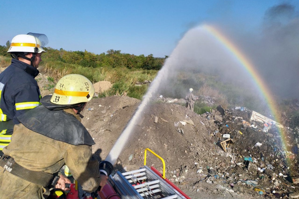 в марганце тушат пожар на свалке (фото) - изображение 4 в марганце тушат пожар на свалке (фото) - изображение 4