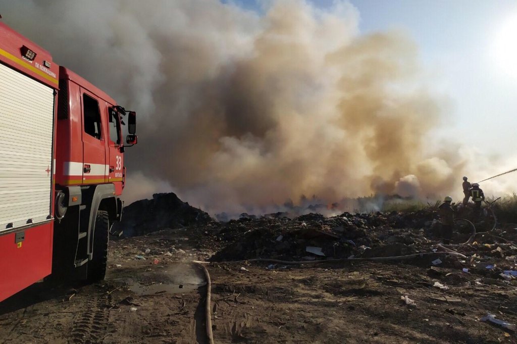 в марганце тушат пожар на свалке (фото) - изображение 3 в марганце тушат пожар на свалке (фото) - изображение 3