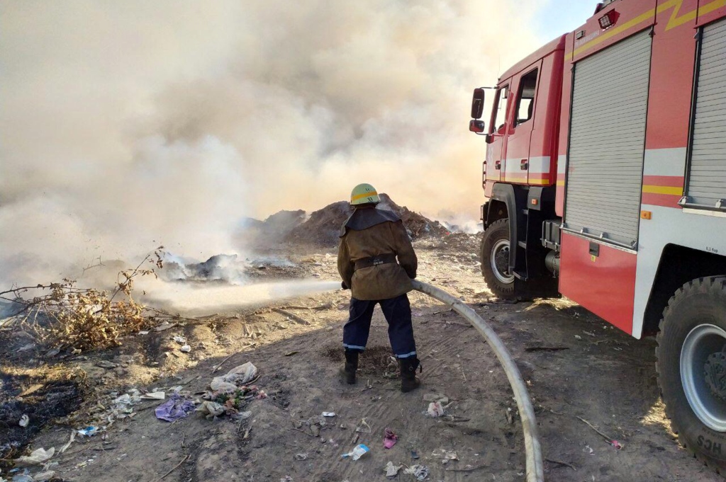 в марганце тушат пожар на свалке (фото) - изображение 2 в марганце тушат пожар на свалке (фото) - изображение 2