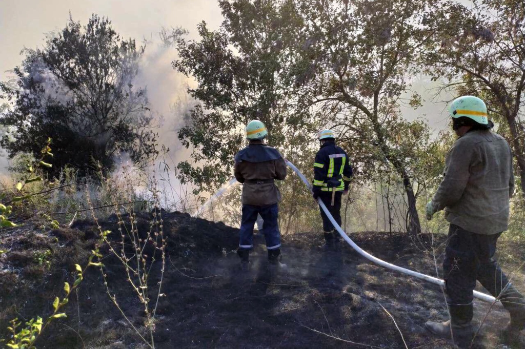 в марганце тушат пожар на свалке (фото) - изображение 1 в марганце тушат пожар на свалке (фото) - изображение 1