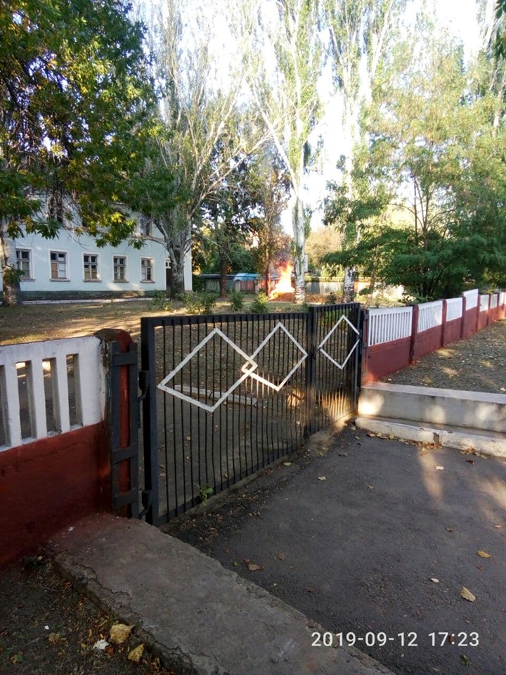 «дерево, мне тебя жалко»: в соцсетях появилось видео пожара на территории горбольницы (видео) - изображение 2 «дерево, мне тебя жалко»: в соцсетях появилось видео пожара на территории горбольницы (видео) - изображение 2